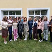 A csoport az épület előtt